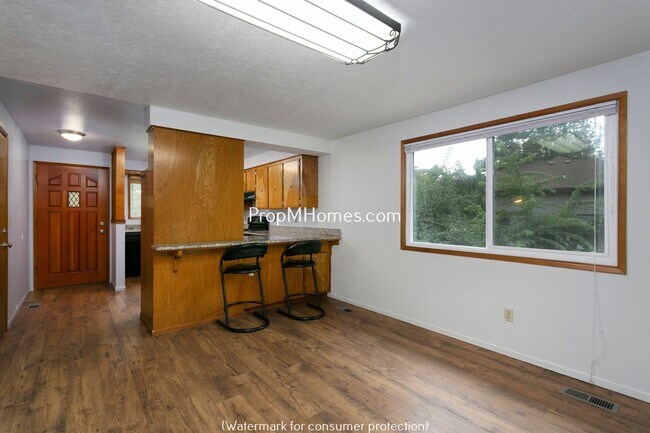 Foto del edificio - Spacious 3 Bedroom Home on an Oversized lo...