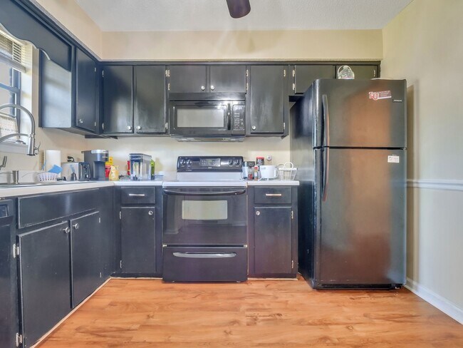 Foto del edificio - 862 Birchwood Ln