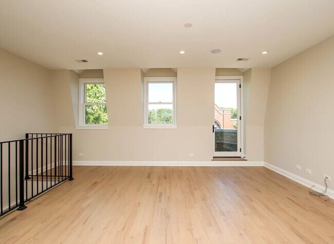 Building Photo - 1225 W Addison St
