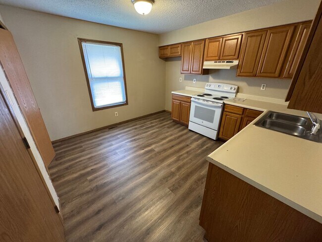 Foto del edificio - Recently updated 2 bed 1 bath Duplex with garage available now!