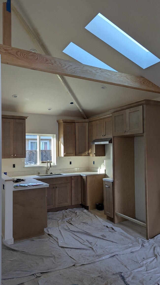 Kitchen - 1047 Brommer St