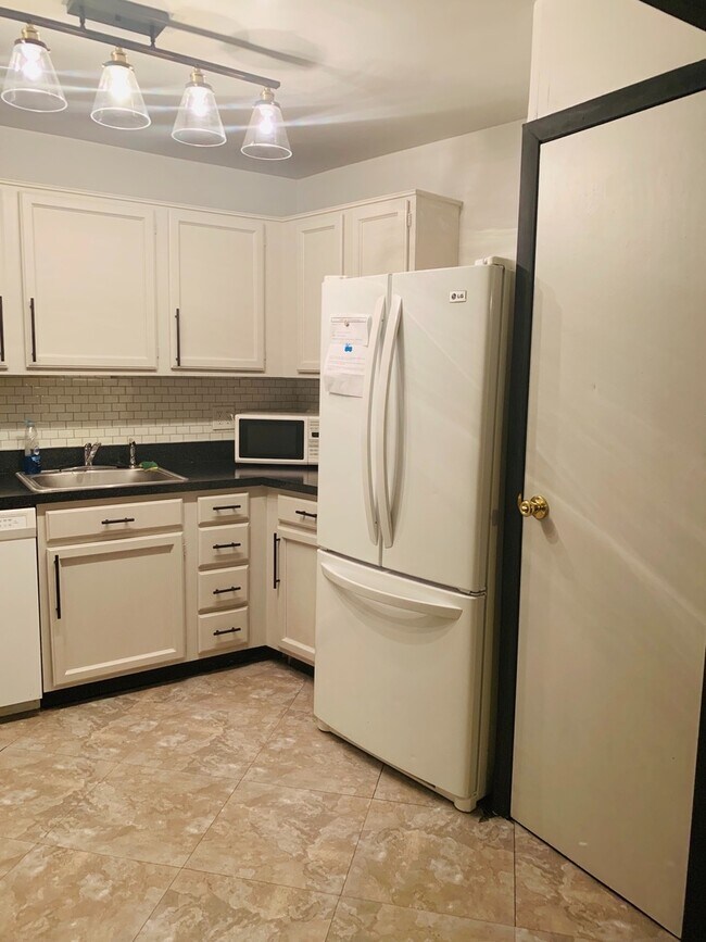 Foto del edificio - Beautiful 1 BR/1 BA Condo in North Creek P...