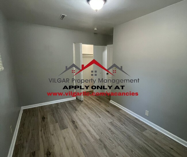 Foto del edificio - Step into comfort and security in this bea...