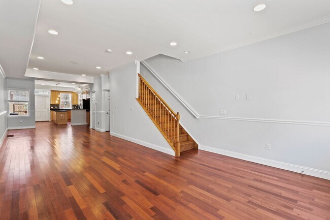 Building Photo - Large 3 BED 1.5 BATH HOUSE WITH A BACKYARD