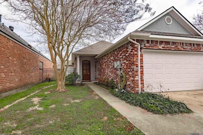 Building Photo - 5545 Ducros Dr