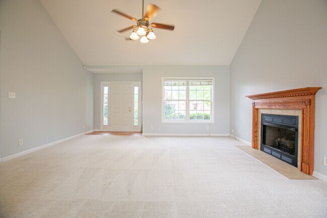 Building Photo - Three Bedroom with Bonus and Pool!