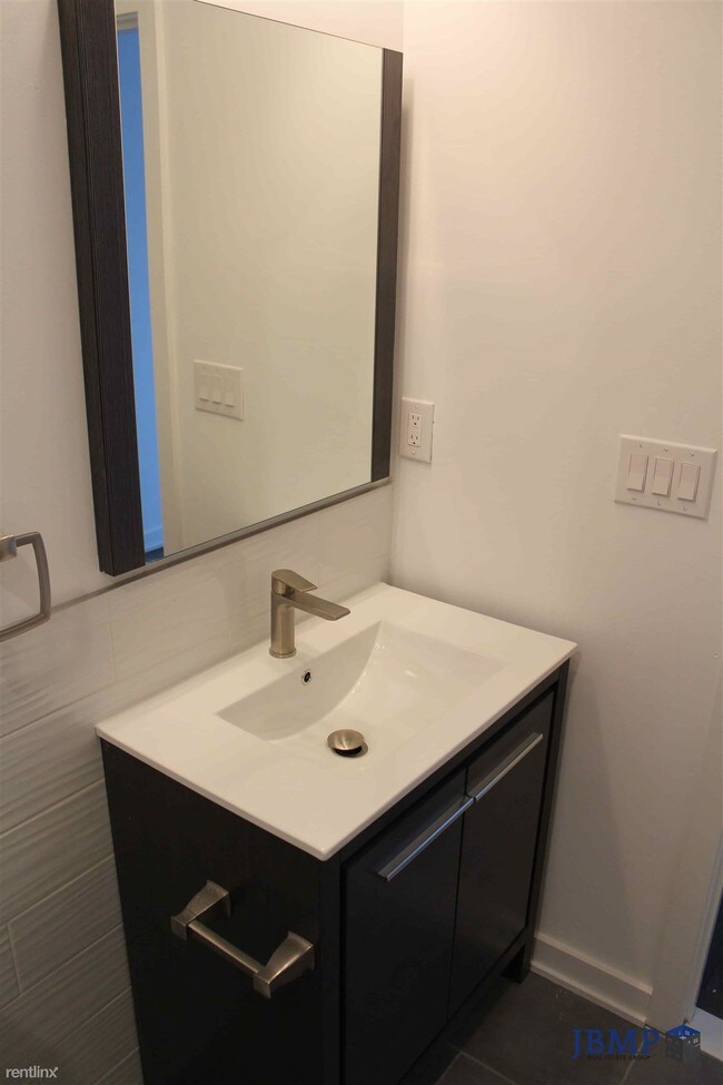 Building Photo - 1 br, 1 bath  - 1636-54 W FLORA ST Unit 1E