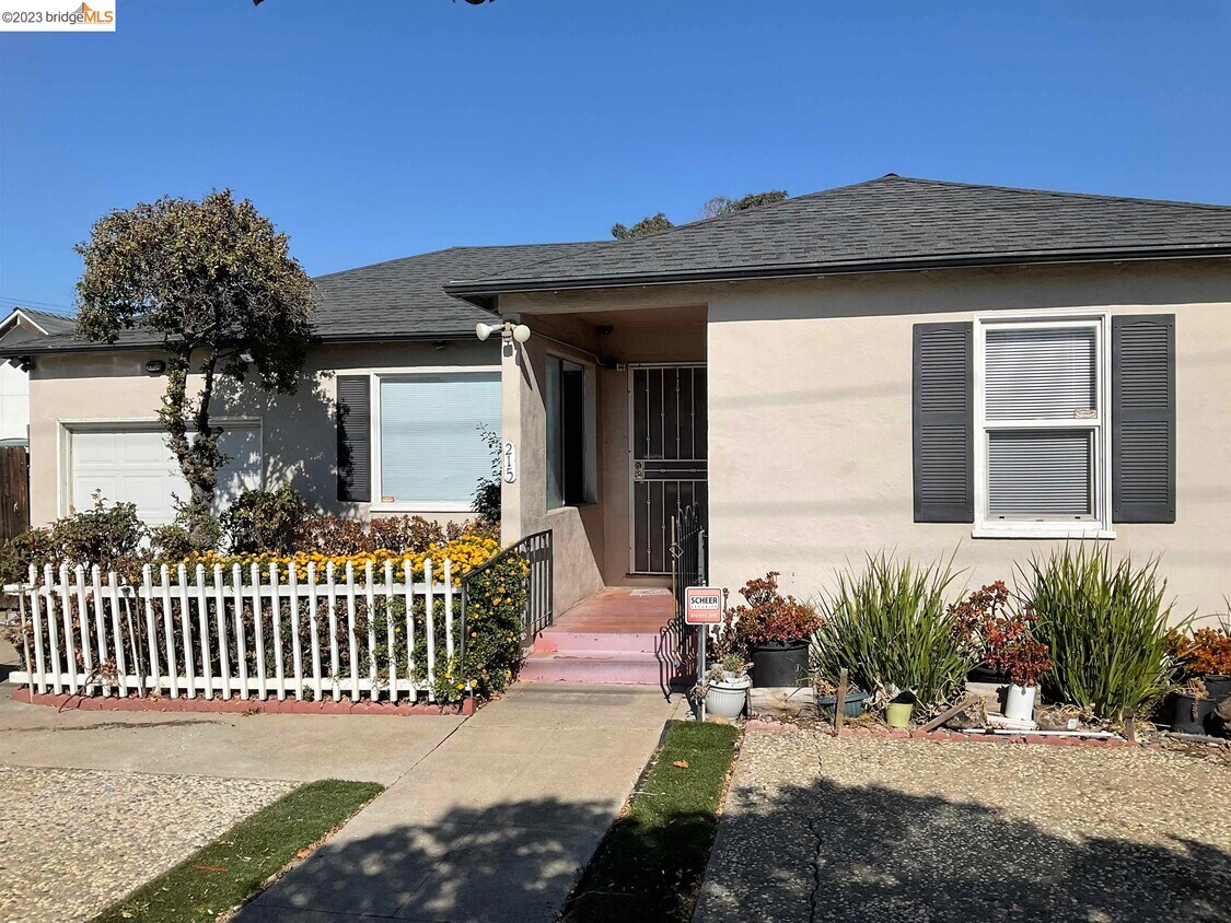 Primary Photo - 215 California Ave