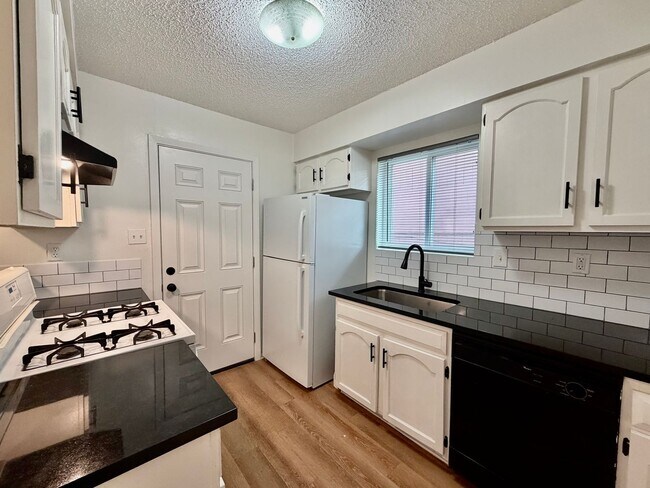 Foto del edificio - Immaculately Improved 2 Bedroom / 1 Bathroom Duplex & Immediately Available!