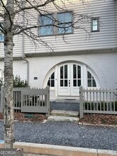 Building Photo - 460 Heatherden Ave