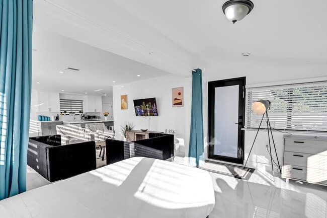 Building Photo - 17835 NE 6th Ave