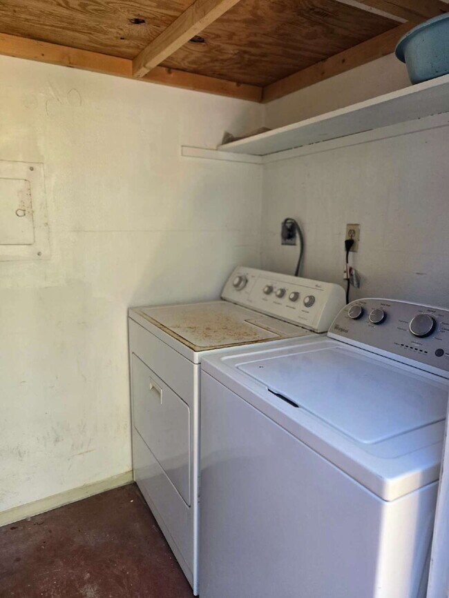 Foto del edificio - A spacious 3-bed, 2-bath condo is convenie...