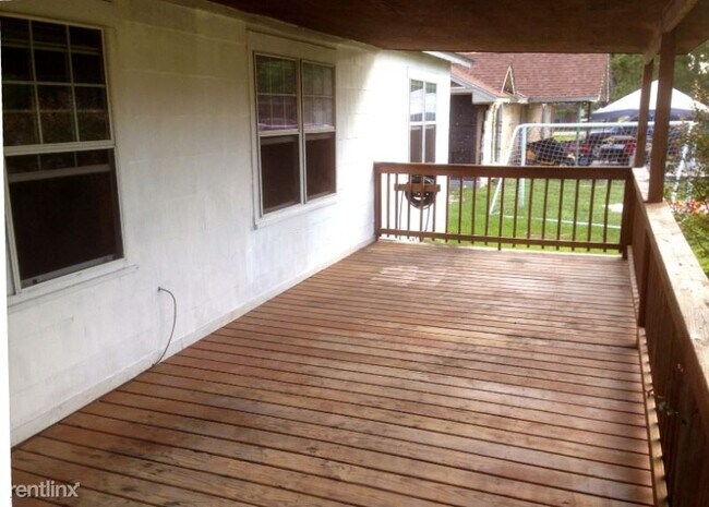 Building Photo - 3 br, 1 bath House - 205 W Buechman Rd
