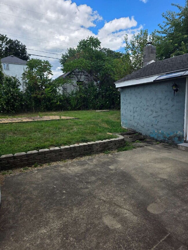 Foto del edificio - 549 Thompson Ave