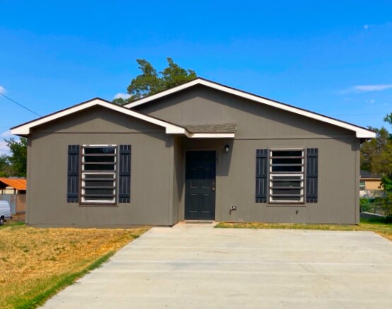 Foto principal - 307 S Louisiana St
