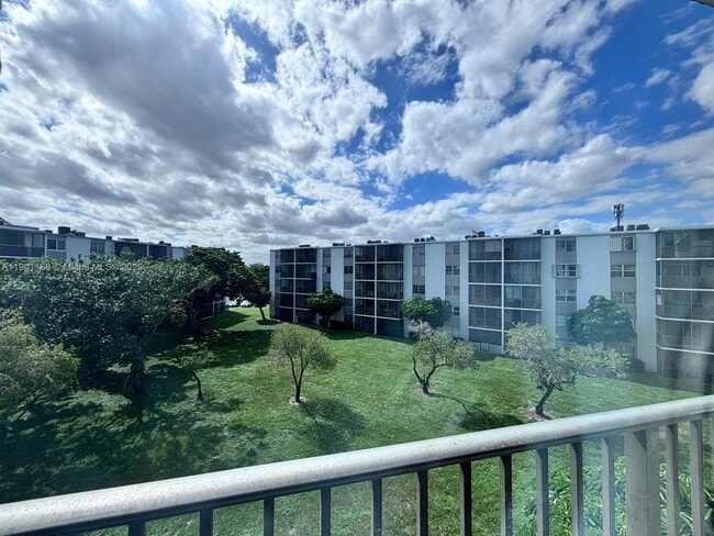 Foto del edificio - 8740 N Sherman Cir