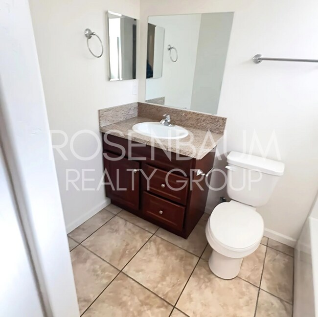 Foto del edificio - Beautiful 3-bedrooms, 2-baths duplex home ...