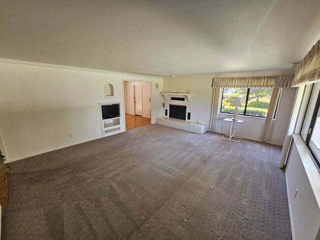 Building Photo - 4 Bedroom Home on Over 1 Acre in Los Osos!