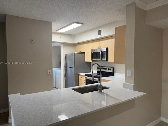 Foto del edificio - 2494 Centergate Dr