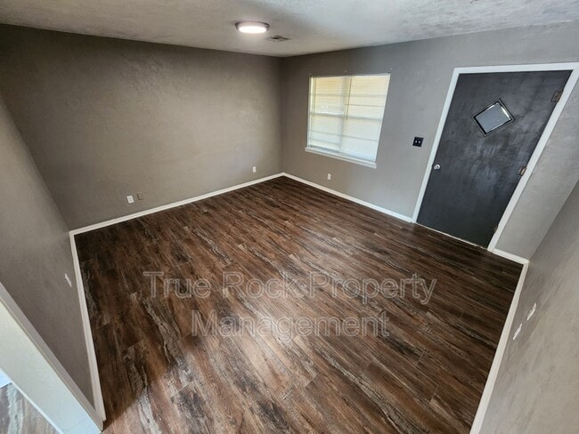 Foto del edificio - 105 Davis Rd