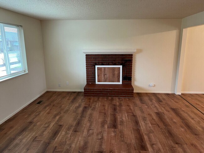 Foto del edificio - 3 Bedroom, 2 Bathroom in N. Coburg Rd Area