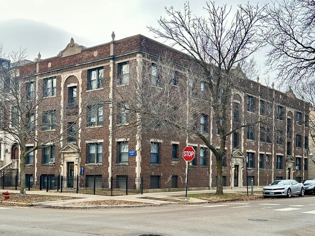 Building Photo - 3007 N Racine Ave