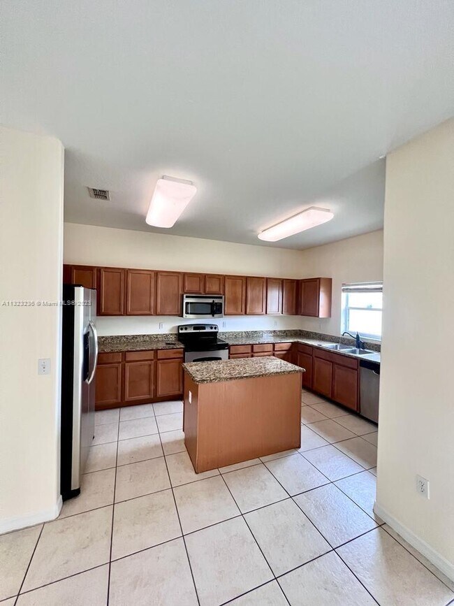 Foto del edificio - 7189 Cedarcrest Blvd