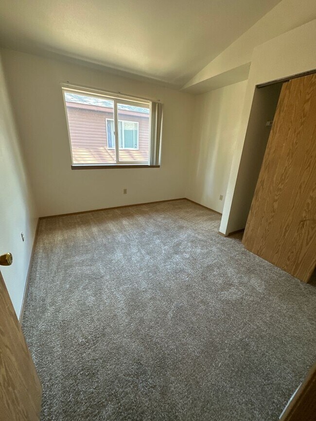 Building Photo - Townhouse Close to COCC! All Appliances, W/D Hook-up, Attached Garage, Water/Sewer paid!