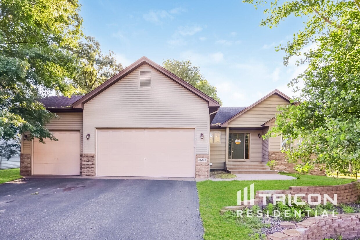 Foto principal - 15811 Yellow Pine St NW