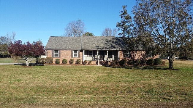 Building Photo - Level 1 ac Lot, 3bd, 2ba, Brick, nice stre...