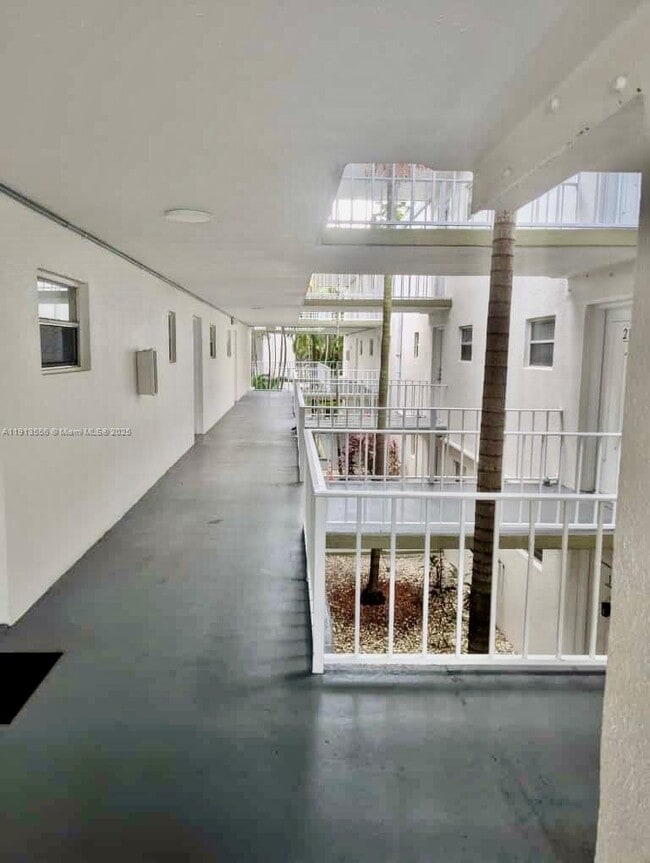 Foto del edificio - 4255 N University Dr