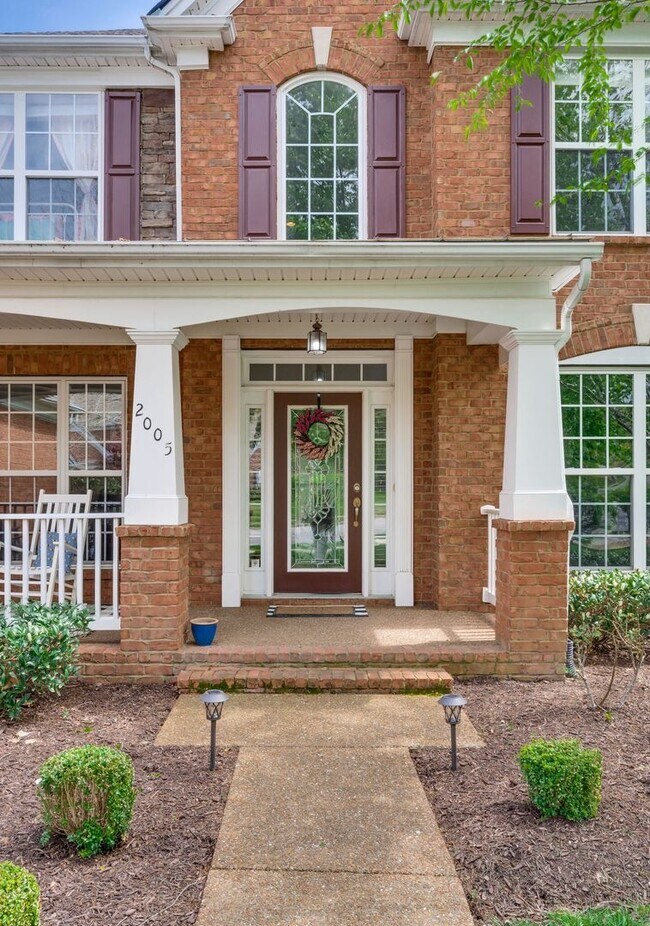 Building Photo - 4 Bedroom, 3.5 Bathroom Executive Home with Fenced Yard and 3 Car Garage.