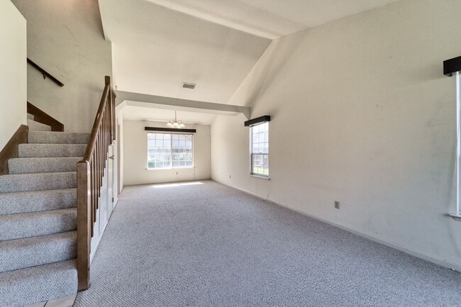 Foto del edificio - Spacious 4-Bedroom Home Near Happy Park