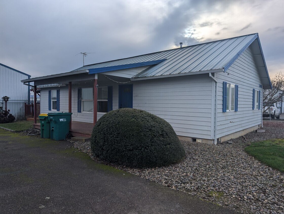 Primary Photo - Scappoose House-Newly Remodeled-1/2 off 1s...