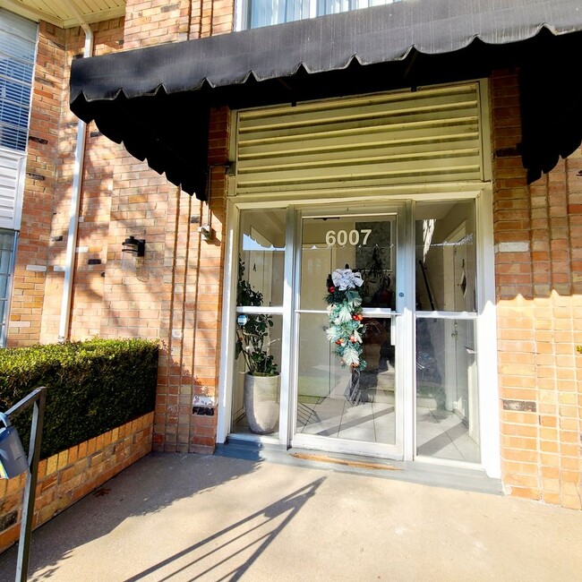 Foto del edificio - Spacious 2-Bedroom, 2-Bath Condo near SMU ...