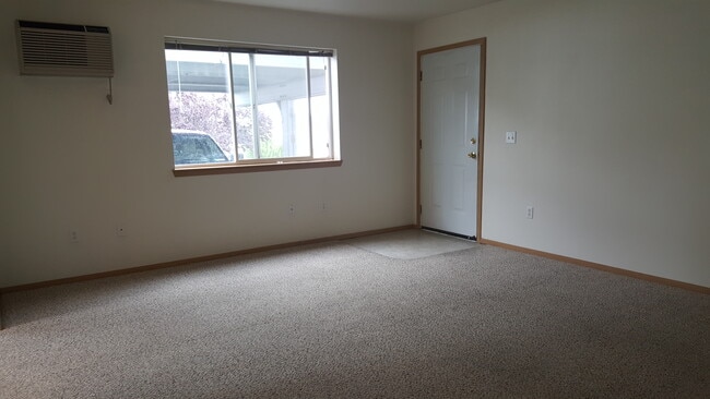 Building Photo - 450 NW Parr Dr