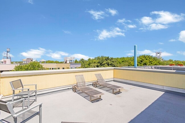 Building Photo - 303 E Ruskin Pl
