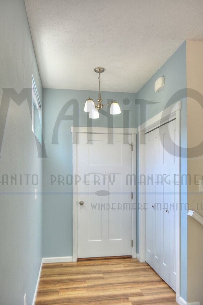 Building Photo - Bright & Spacious Moran Prairie Rancher