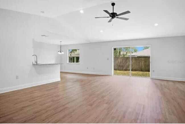 Building Photo - 415 Lark Ct