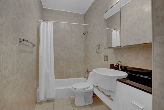 Foto del edificio - Chic City Living at 2308 E Fairmont Ave!