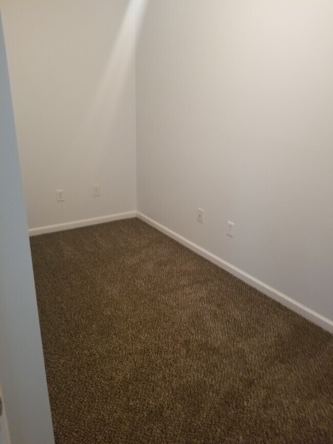 Extra space for office or craft room - 630 Goodale Ln