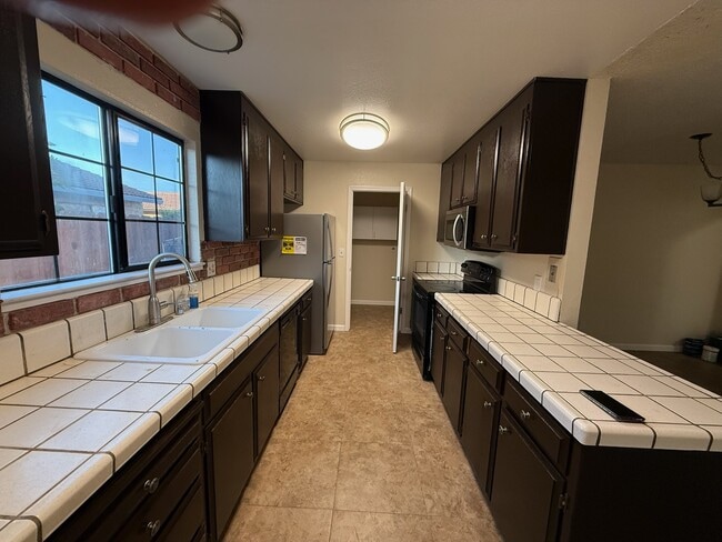 Building Photo - 90 Meadow Ter