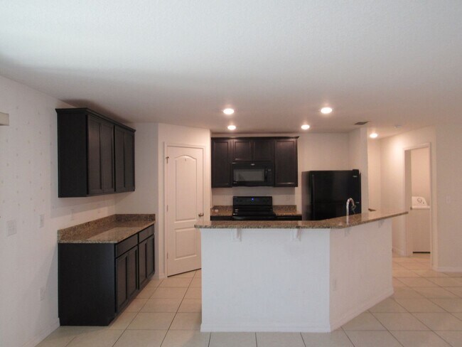 Building Photo - BEAUTIFUL 3 BEDROOM, 2 BATHS SINGLE FAMILY...