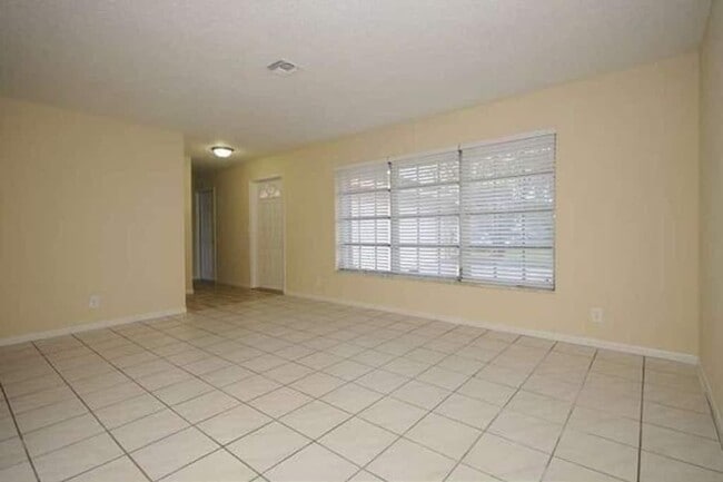 Building Photo - 1132 Essex Dr