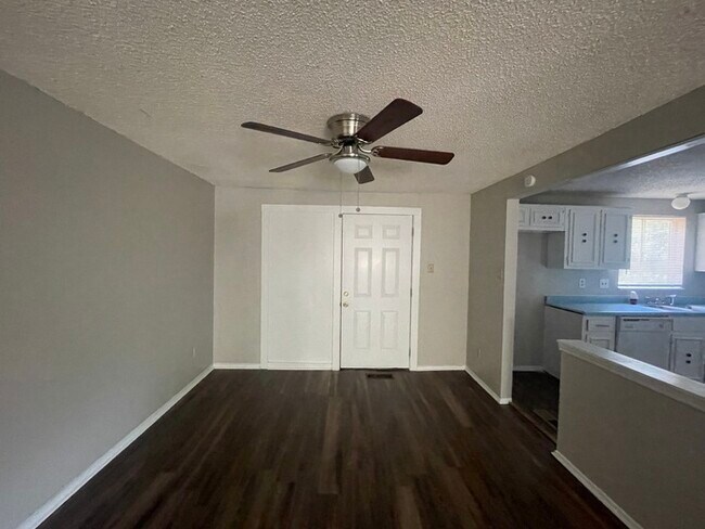 Foto del edificio - 2874 Baywood - Available Now!