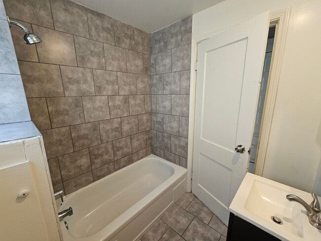 Building Photo - Idlewood Ave