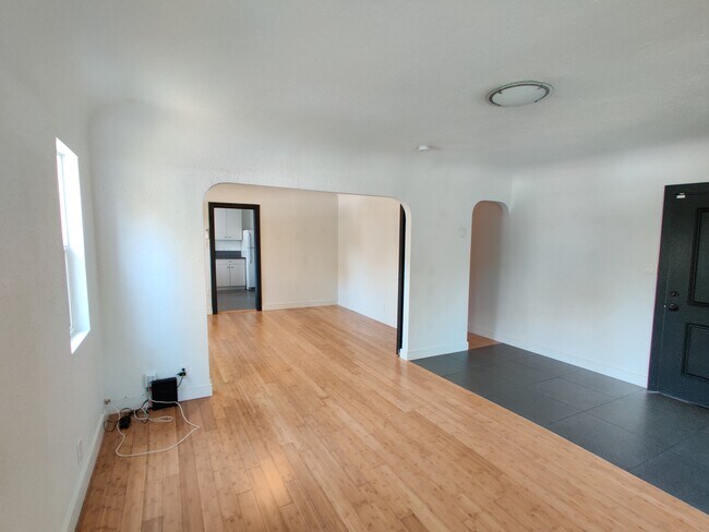Building Photo - 860 N Fuller Ave