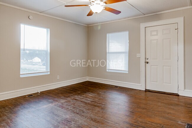 Building Photo - Charming 2 Bedroom in Woodruff!