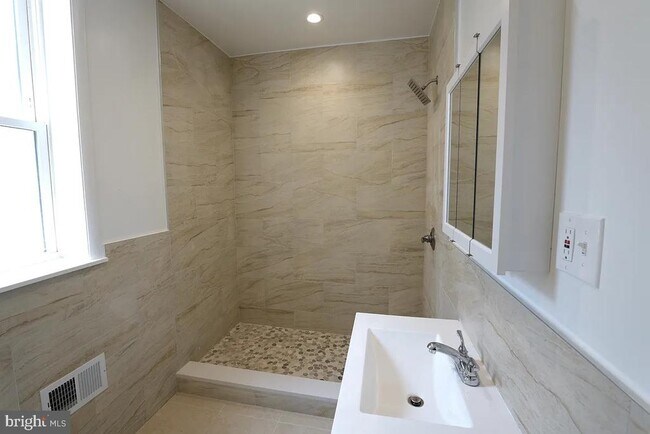 Foto del edificio - 2420 N Reese St