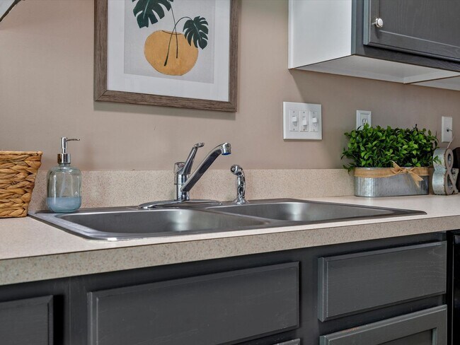 Foto del edificio - Sign a 13 month lease get 14th free. Lease...